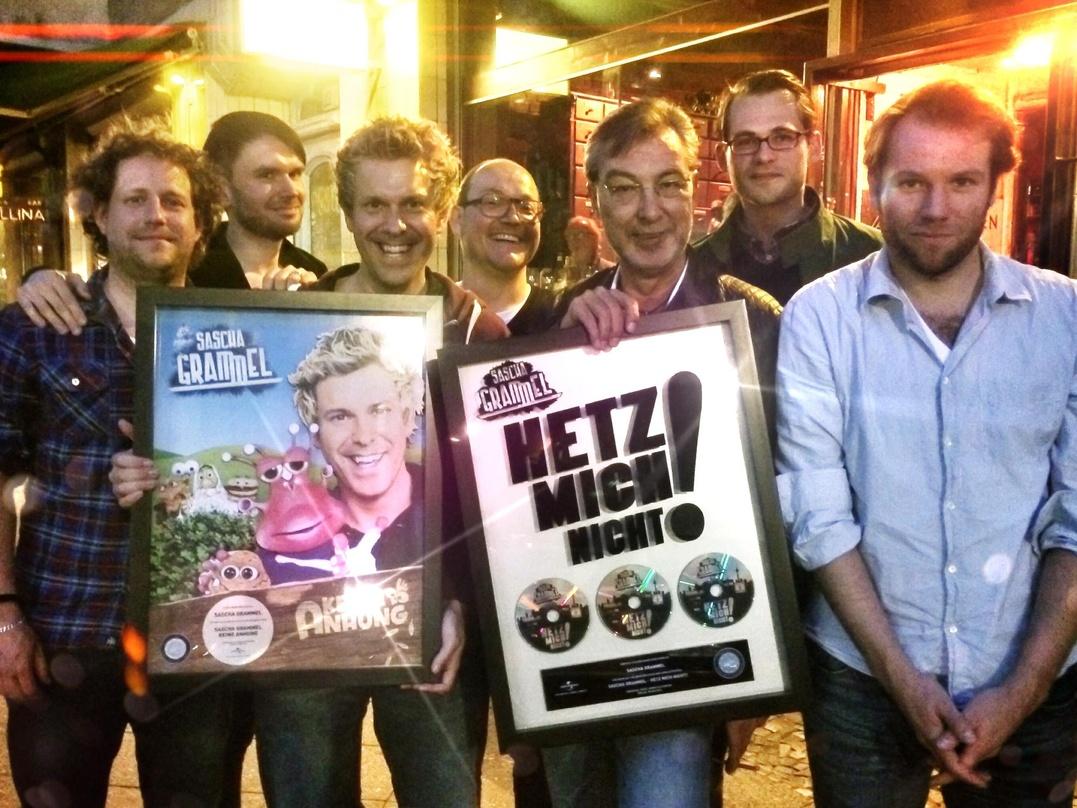 Trafen sich zur Übergabe: Sascha Grammel (3. von links) mit seinem Manager und dem Team von Universal Music