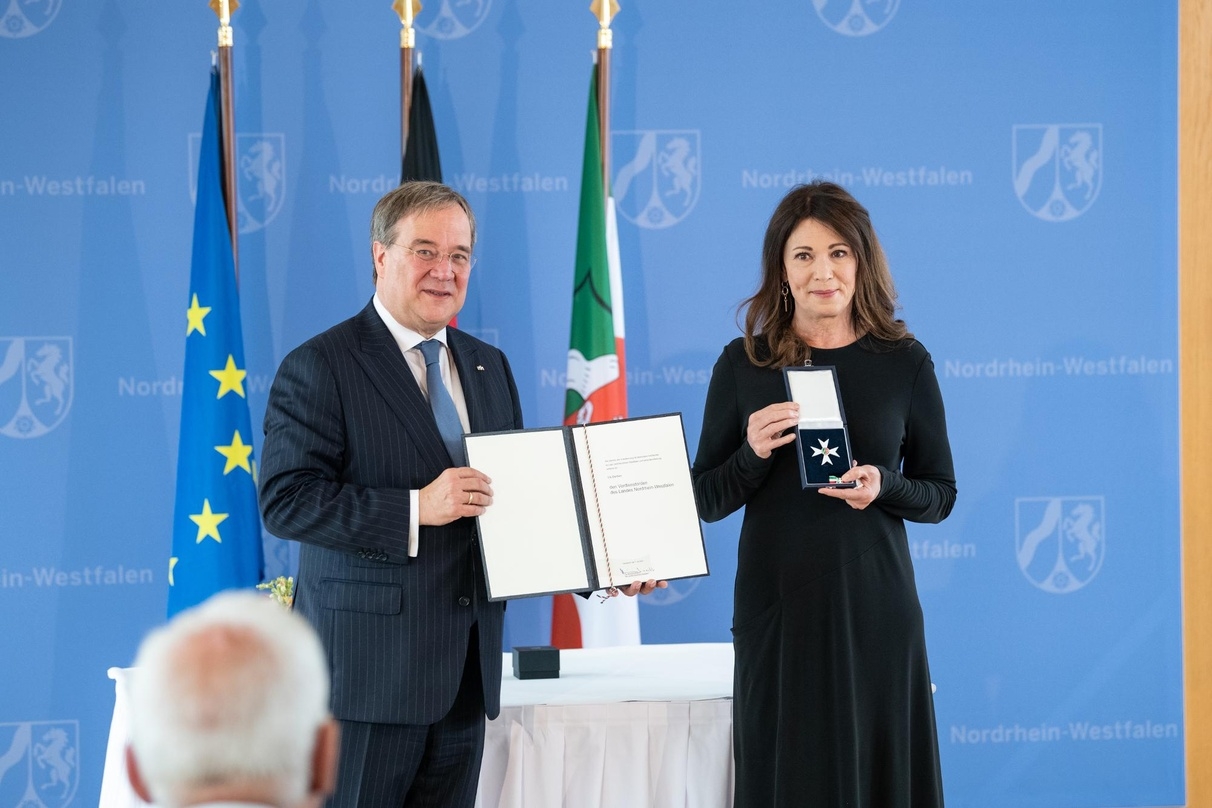 NRW-Ministerpräsident Armin Laschet ehrt Iris Berben mit dem Landesverdienstorden