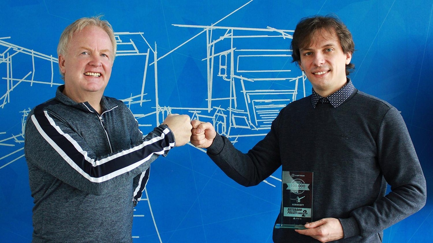 Winfried Diekmann und Andreas Heldt stoßen auf den Erfolg vom "Autobahnpolizei Simulator 2" an.