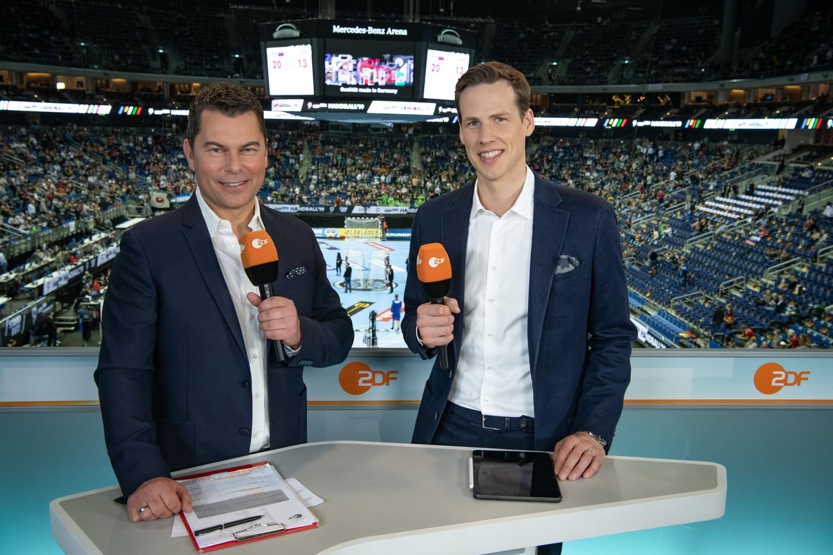 ZDF-Moderator Yorck Polus (l.) und Experte Sören Christophersen bei der Handball-EM