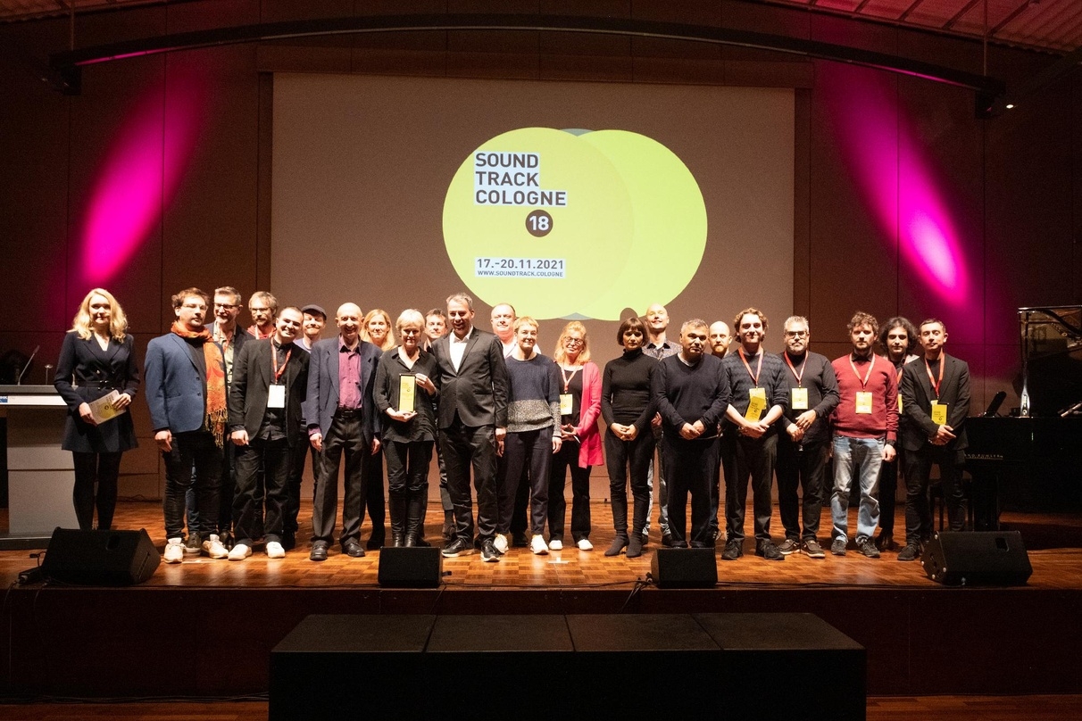 Beim Abschluss der 18. Ausgabe von SoundTrack_Cologne: die Sieger, Kandidaten und Jury-Mitglieder um Ehrenpreisträgerin Rachel Portman (9. von links)