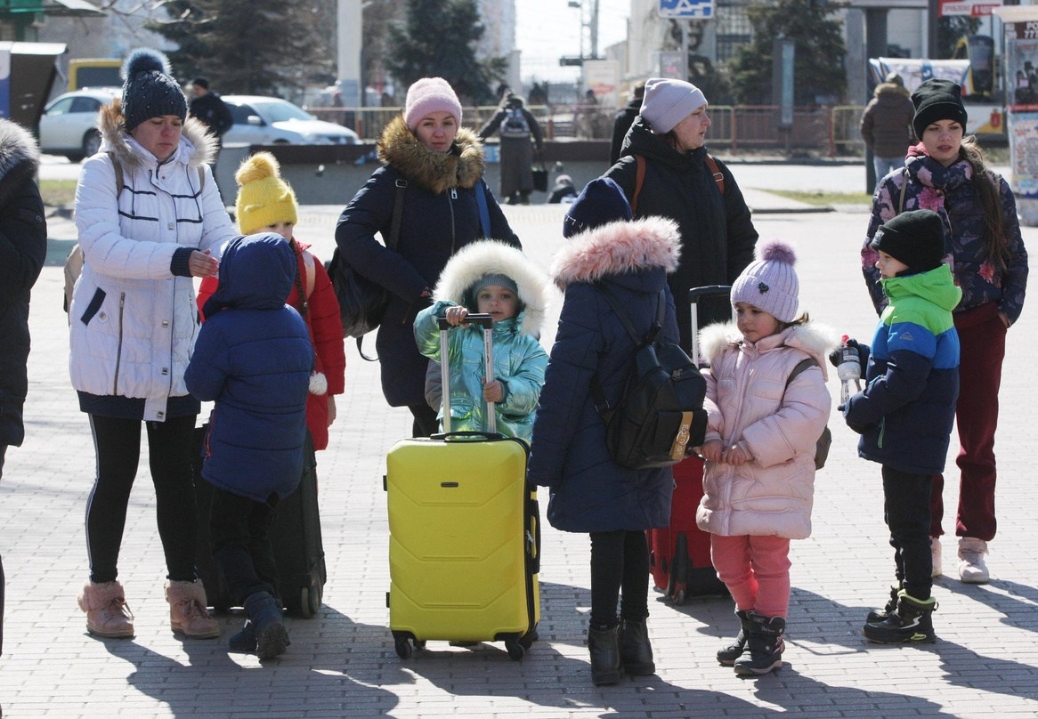 Ukrainische Frauen und Kinder, die in Odessa auf eine Fluchtmöglichkeit warten