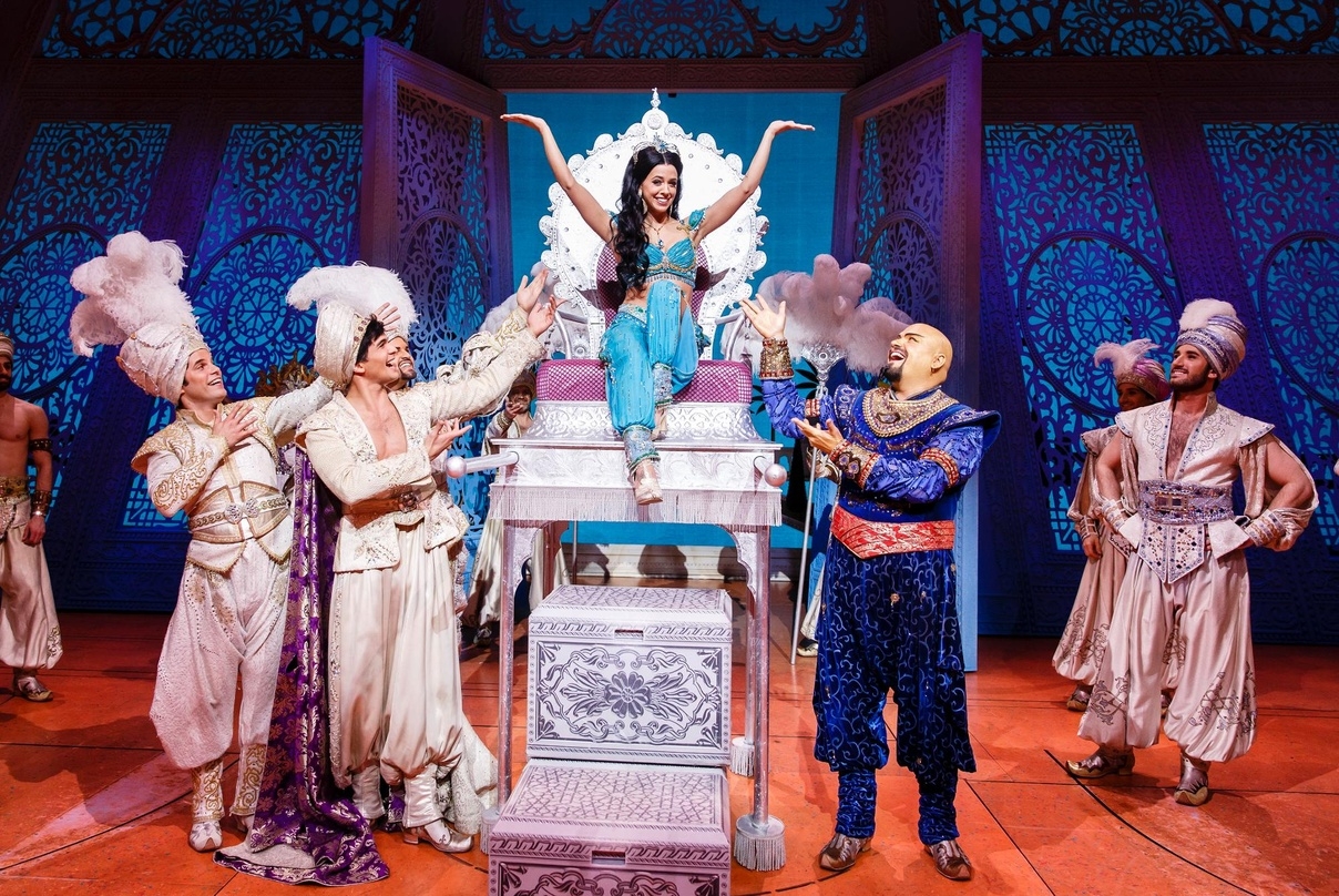Die Sängerin Vanessa Mai besuchte jüngst das von Stage Entertainment auf die Bühne gebrachte Musical Aladdin, eine Produktion von Disney Theatrical Productions. Die Sängerin schlüpfte im Stage Theater Neue Flora in Hamburg für einen Tag in die Rolle der Prinzessin Jasmin.