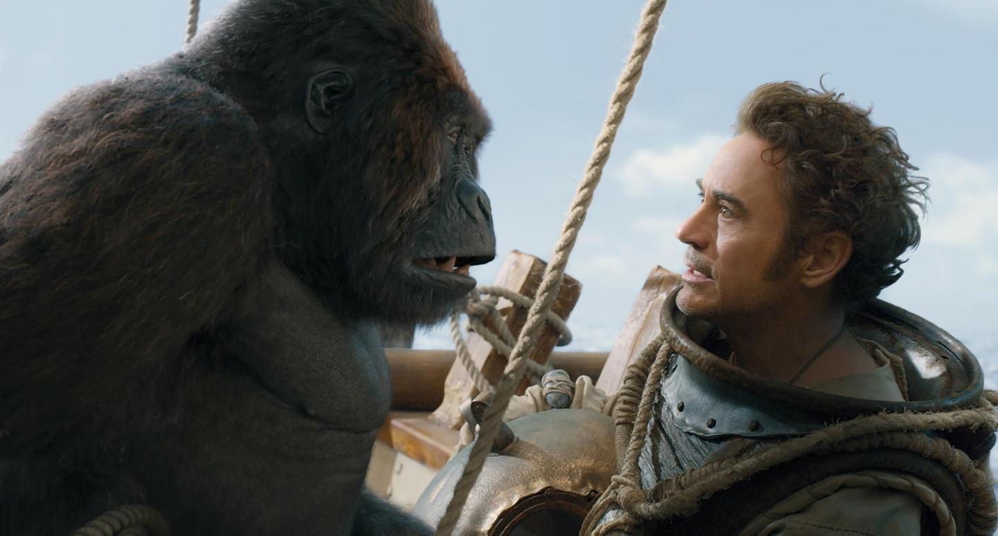 Kurs setzen, Captain Gorilla! Robert Downey Jr. (r.) hat seinen Spaß in "Die fantastische Reise des Dr. Dolittle"