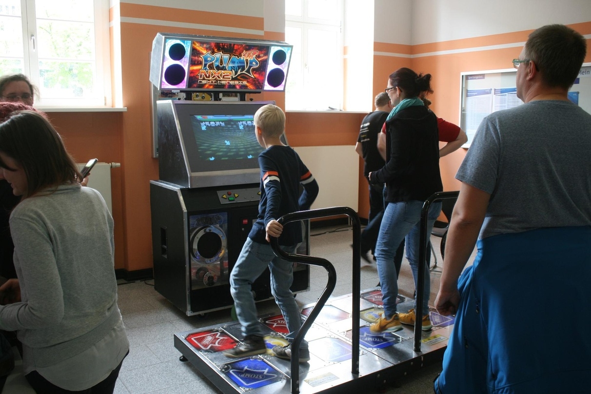 Eine sogenannte "Arcade Dancing"-Maschine sorgt für Bewegung auf der langen Nacht der Computerspiele.