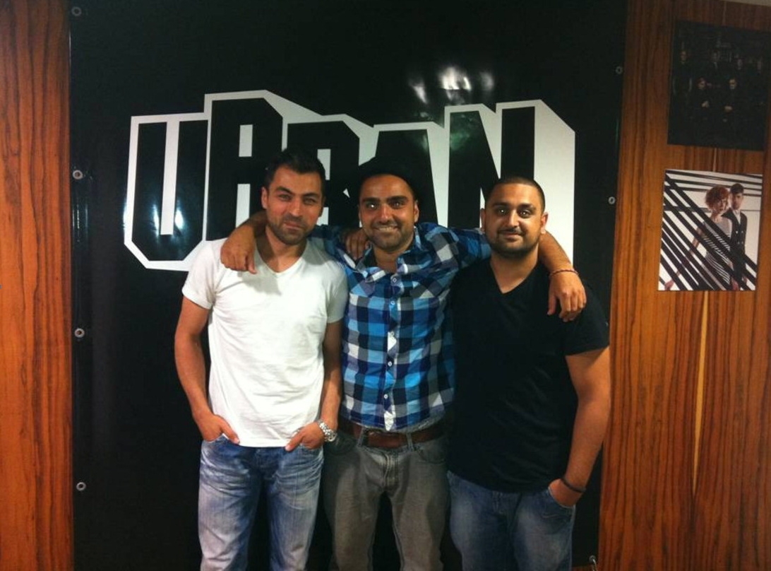 Sind nun Live-Partner (von links): Neffi Temur (Senior Director Urban Universal Music Domestic Rock/Urban), Fayzen und Erfan Bolourchi (CU Live)