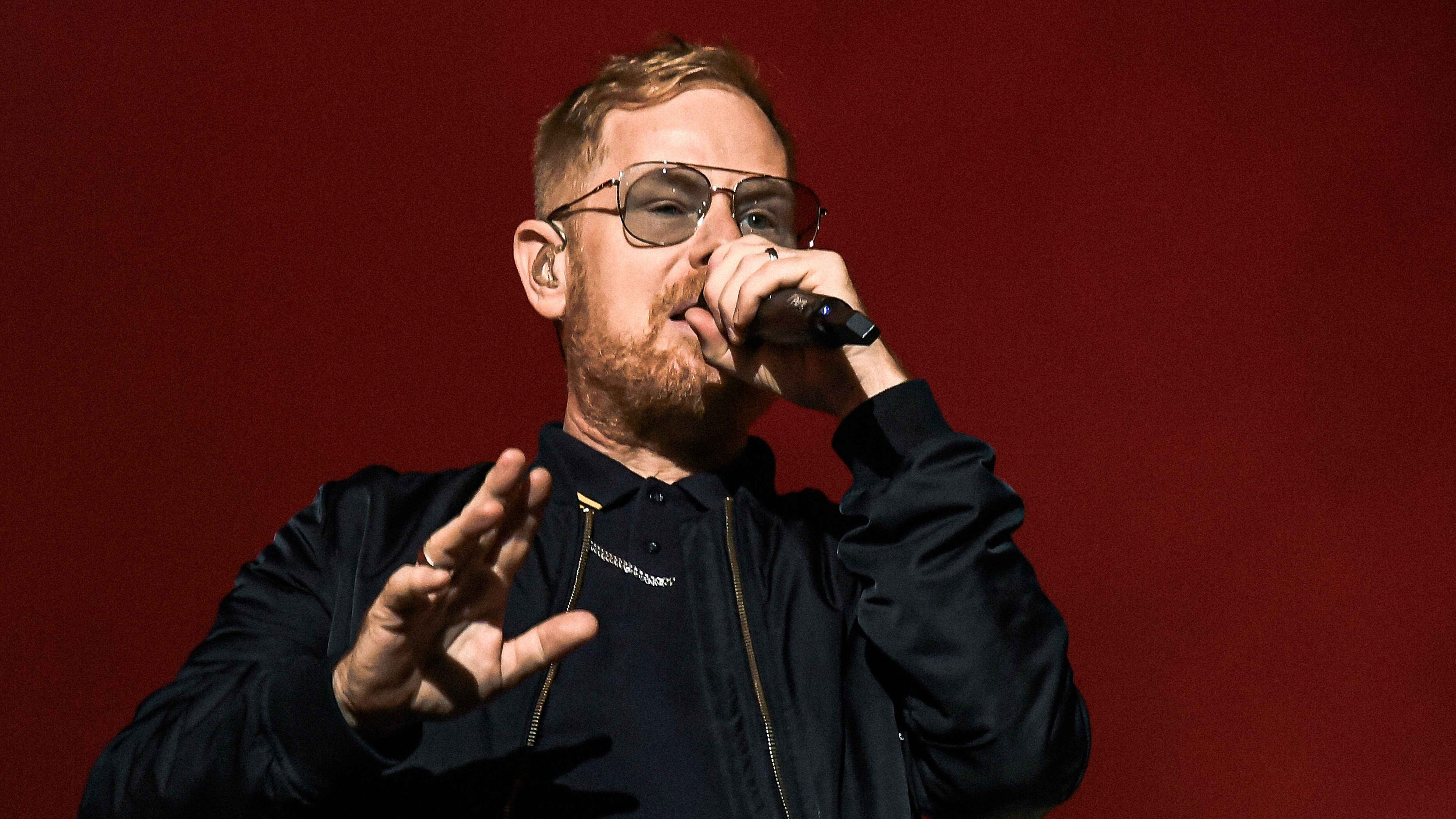 Landete mit seinem Song "Zukunft Pink" 2022 auf Platz 106 der Offiziellen Deutschen Airplay-Jahrescharts