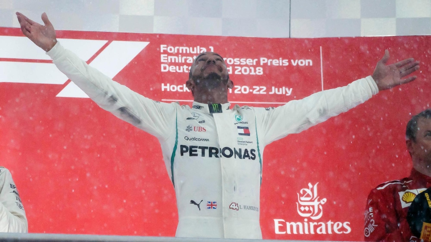 Lewis Hamilton bei der Siegerehrung des Großen Preis von Deutschland auf dem Hockenheimring
