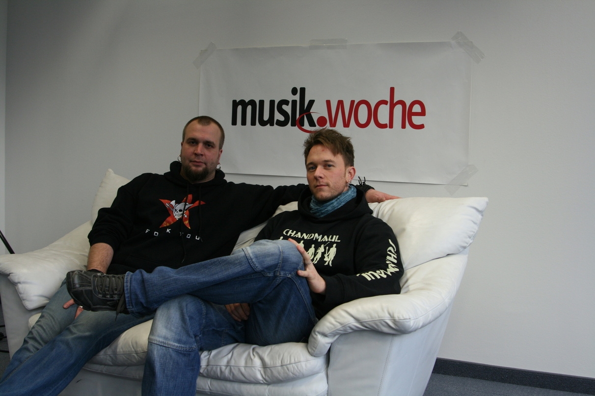Sprachen auf der MusikWoche-Couch über die neue CD: Thomas Linder (l.) und Stefan Brunner von Schandmaul