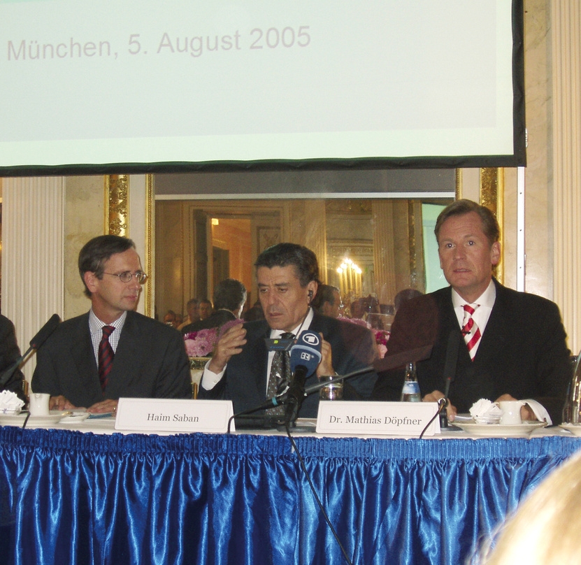 Axel Springer und ProSiebenSat.1 wollten schon einmal fusionieren: Guillaume de Posch, Haim Saban und Mathias Döpfner bei der Bekanntgabe der Übernahmepläne im August 2005 in München (v.l.) 
