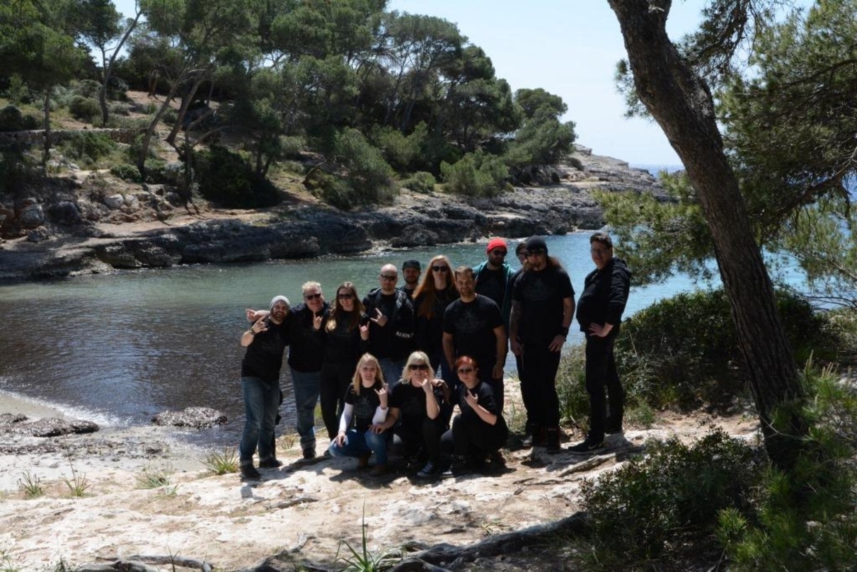 Begrüßt die Metalfans auf Mallorca: die Crew von Full Metal Holiday