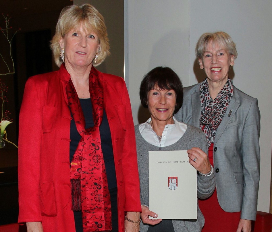 Ehren den 1980 verstorbenen Bert Kaempfert mit einer Stiftung (von links): Dagmar Sikorski, Doris Kaempfert und Barbara Kisseler