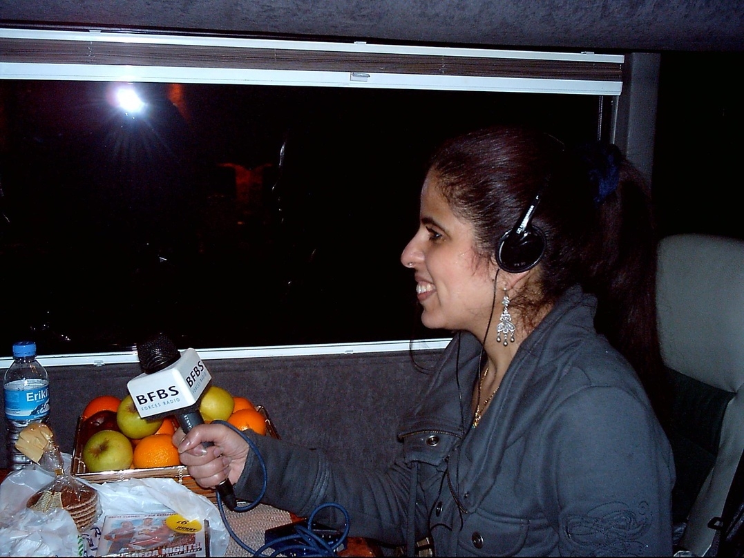 Im Tourbus, bei der Arbeit als Musikjournalistin: Amy Zayed