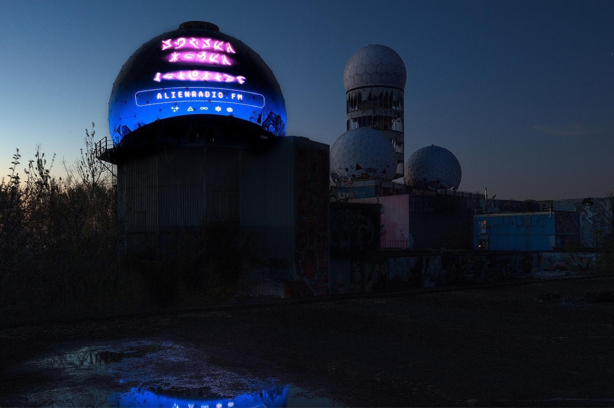 Auf die Kuppel der ehemaligen Abhörstation auf dem Teufelsberg in Berlin projiziert: ein Hinweis von Coldplay zu ihrer Single-VÖ