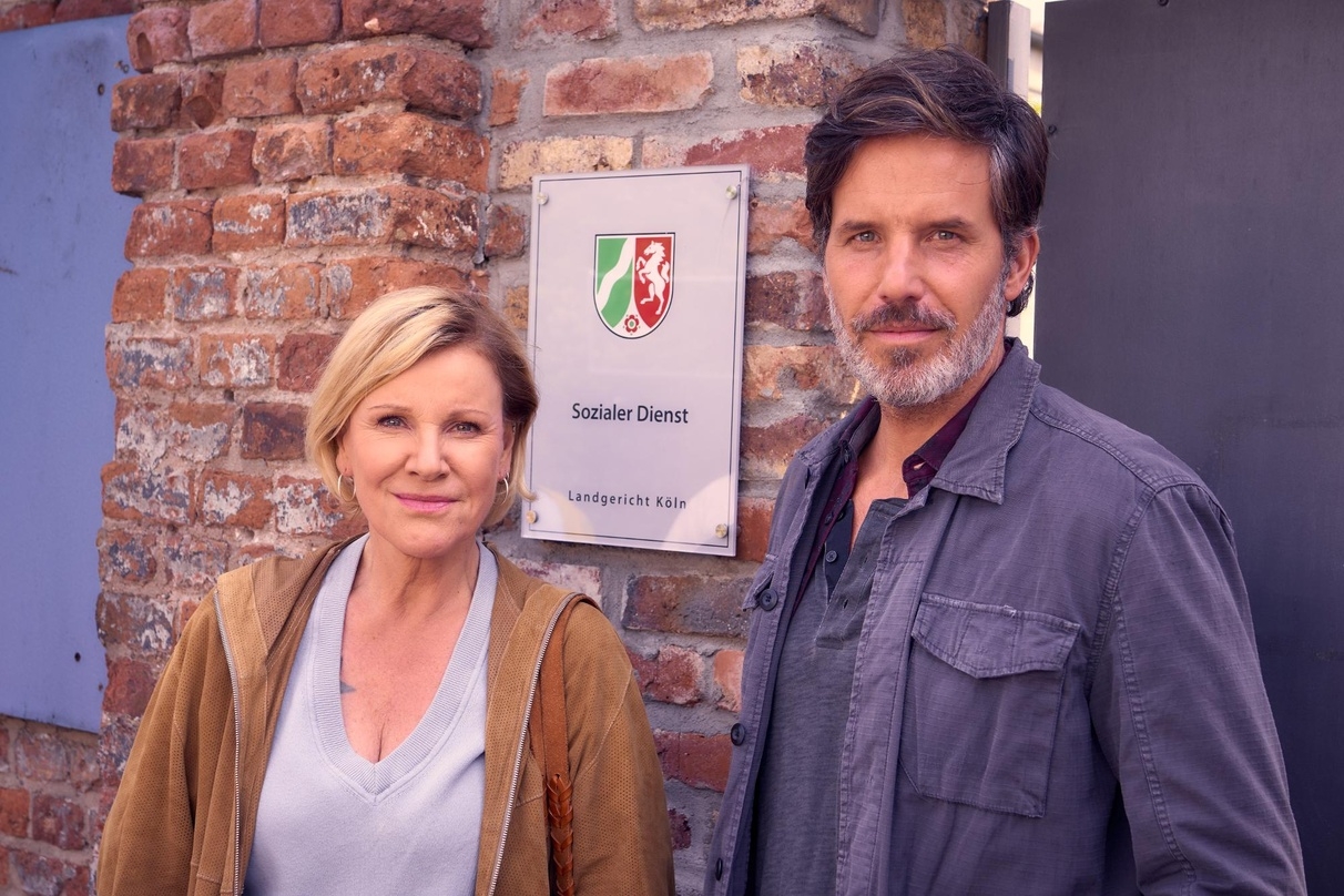 Marille Millowitsch und Tim Bergmann in "Klara Sonntag - Das große Los" (AT)