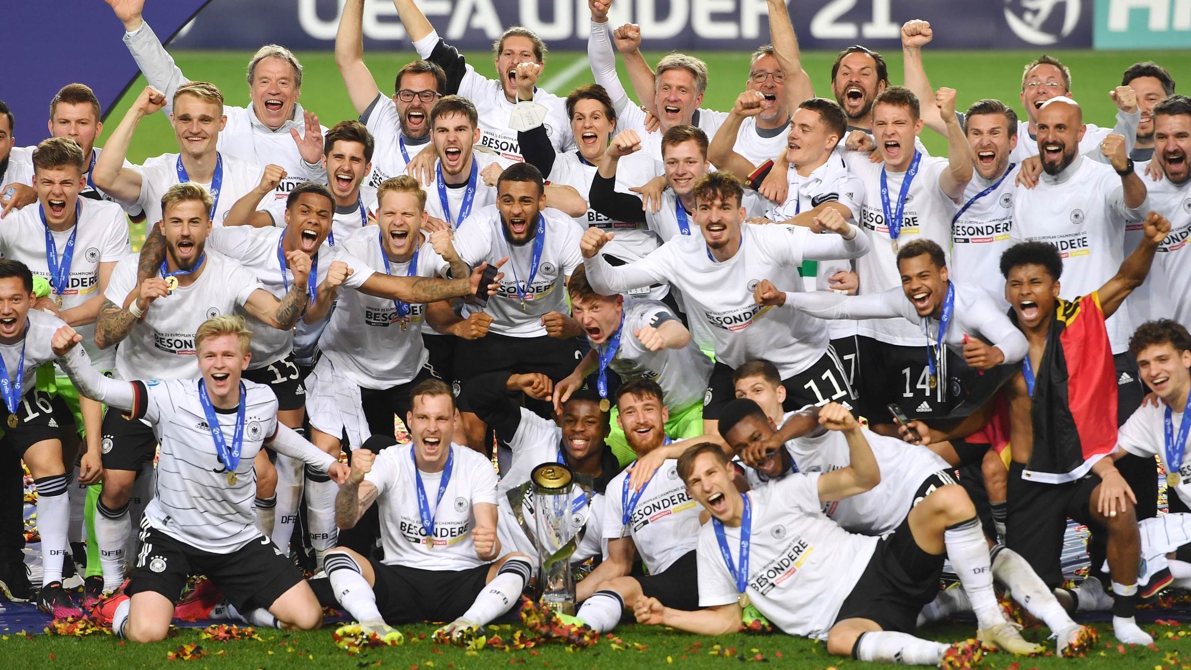 Das deutsche U21-Team jubelt nach dem Gewinn des EM-Finals - 