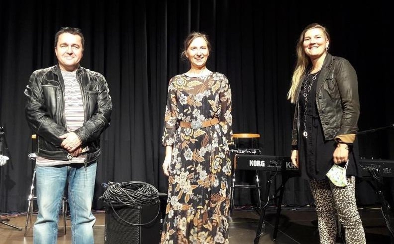 Nach dem Konzert: Oliver Alexander, Helga Brenninger (Mitte) und Eva Claus 