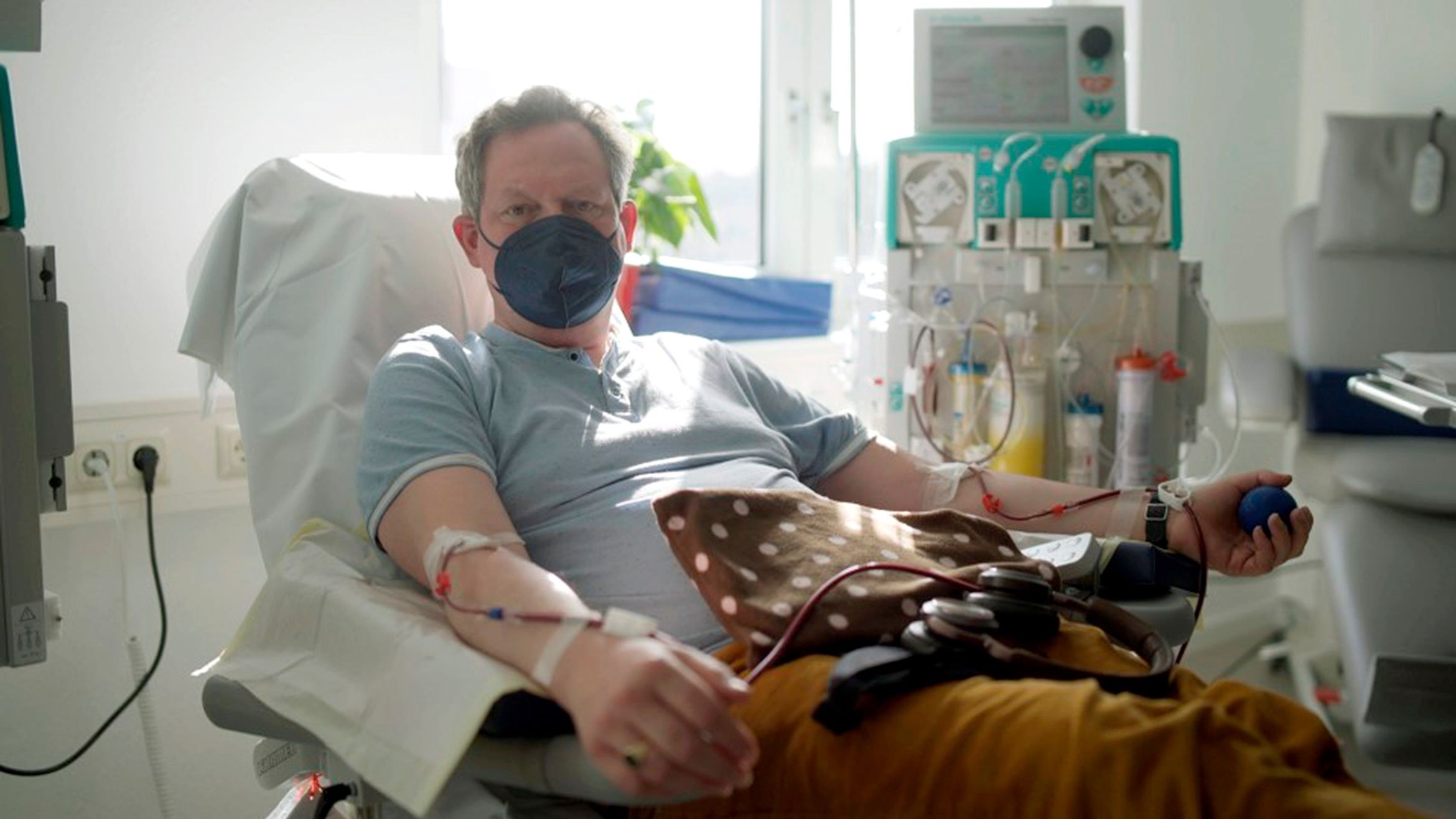 Nach einer Corona-Infektion lässt Eckart von Hirschhause mit Hilfe der HELP-Apherese sein Blut filtern –