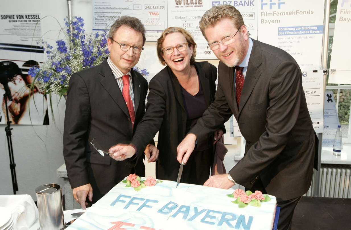 Klaus Schaefer, Gabriele Pfennigsdorf (FFF Bayern) und Staatsminister Marcel Huber schneiden die FFF-Geburtstagstorte an