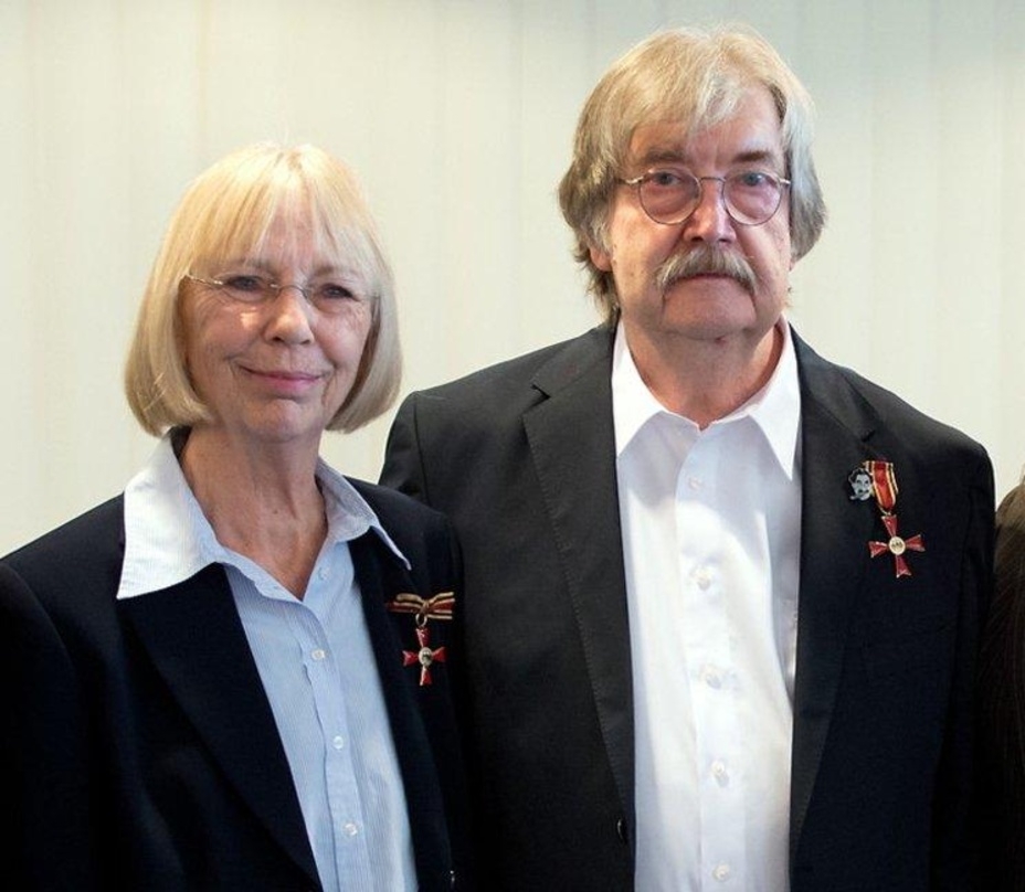 Zusammen mit seiner Frau Marianne Menze wurde Hanns-Peter Hüster 2013 mit dem Bundesverdienstkreuz ausgezeichnet
