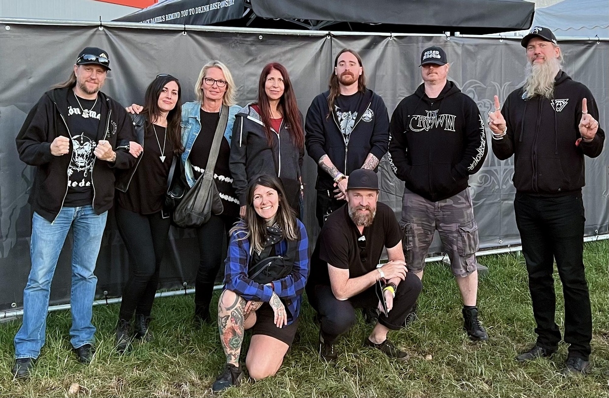 Feiern den gemeinsamen Erfolg: Amon Amarth und das Team von Metal Blade