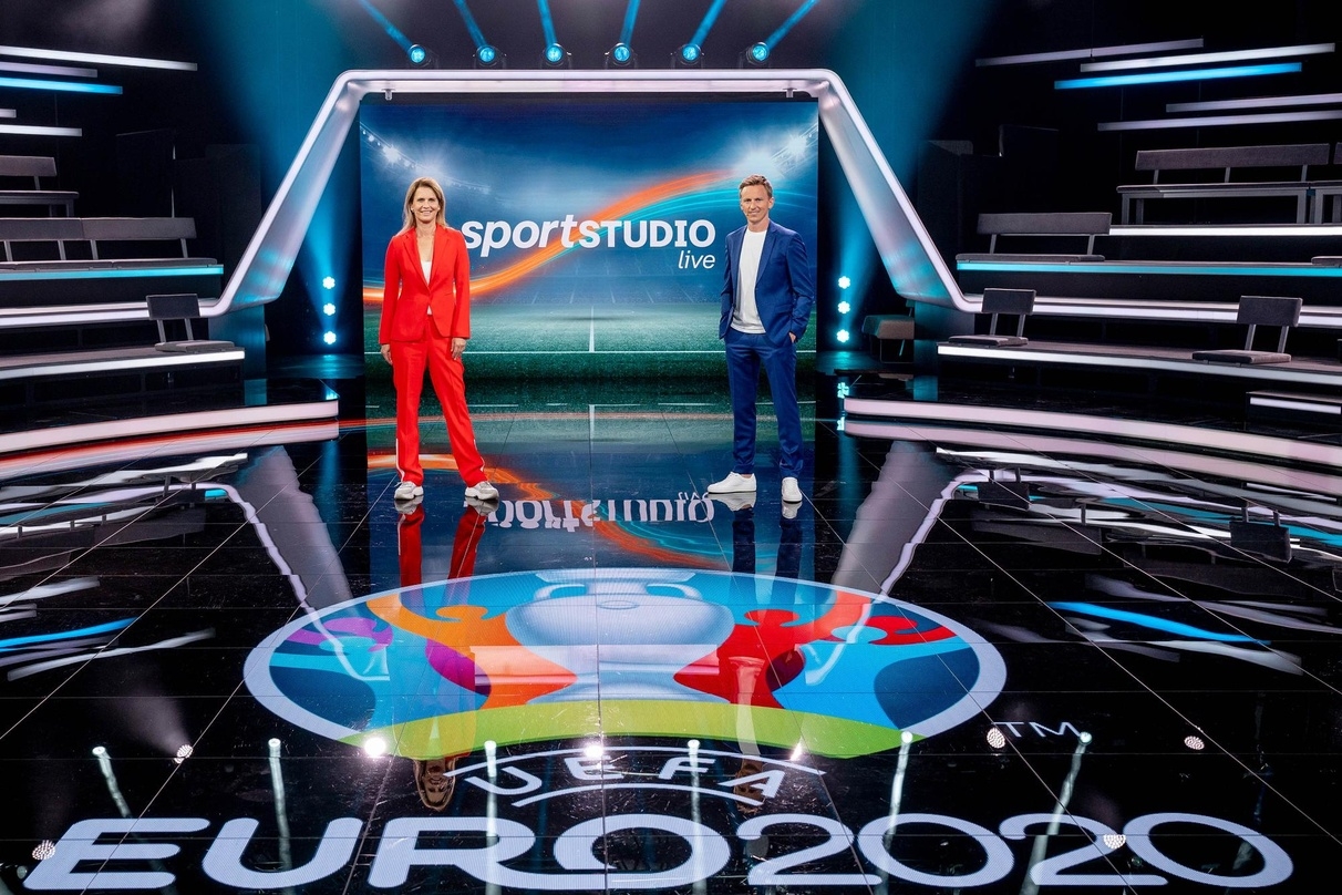Katrin Müller-Hohenstein und Jochen Breyer moderierten die Vorlauf- und Analysenendungen im Rahmen der Liveübertragungen von der Fußball-EM im ZDF 