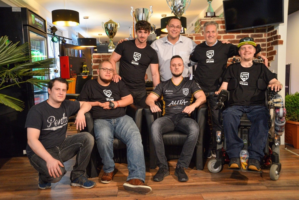 Bcon-Gründer Carsten van Husten (2. v. r.) gründet mit Penta ein "Apex Legends"-Team für Spieler mit Handicap.