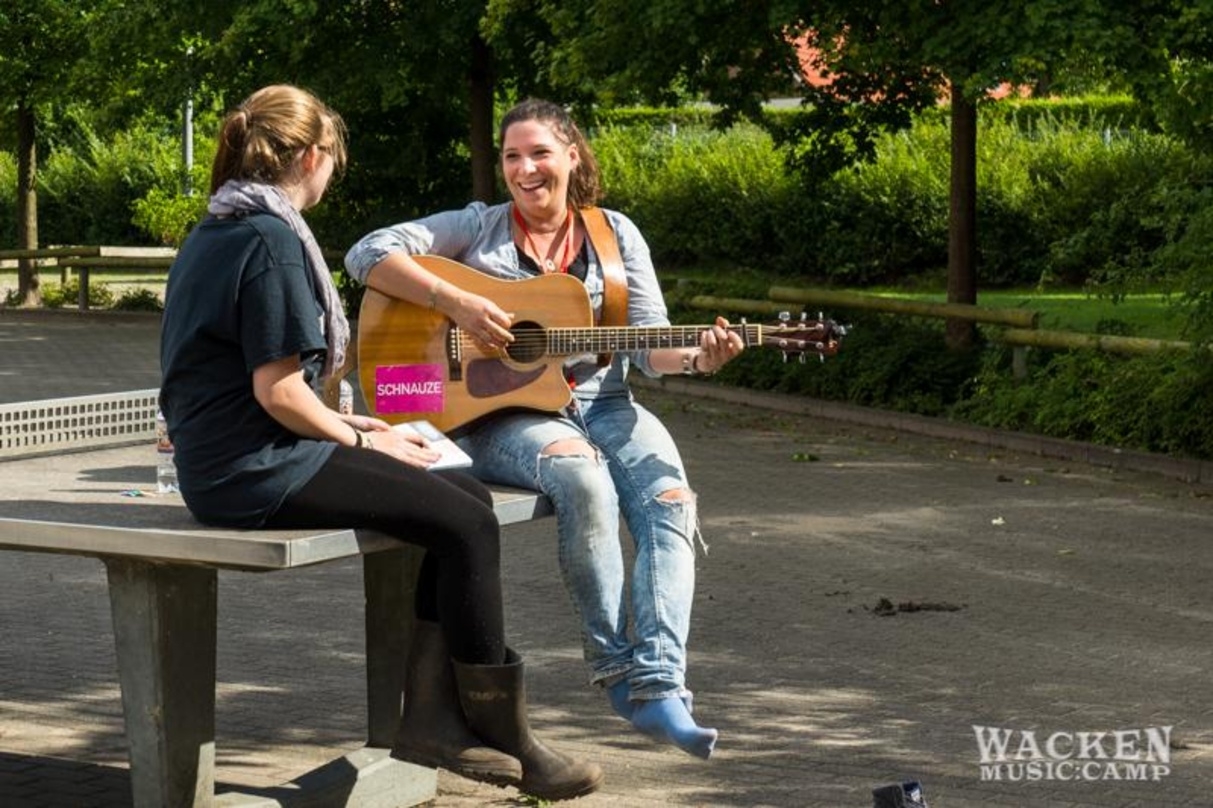 Früh übt sich, wer ein echter Metaller werden will: Teilnehmerinnen des Wacken Music Camps