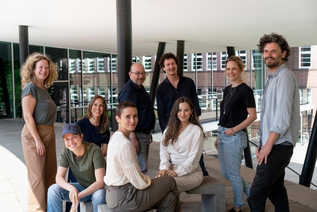 Am Set von "Neuland": die Schauspielerinnen Franziska Hartmann, Anneke Kim Sarnau, Peri Baumeister und Mina Tander (sitzend, v.l.n.r.) sowie Produzentin Katja Herzog, Creative Producer/Autor Orkun Ertener, Kameramann Jakob Wiessner, Producerin Kathrin Tabler und Regisseur Jens Wischnewski (stehend, v.l.n.r.)