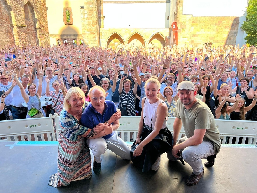 Die Besucher der rheinland-pfälzischen Premiere bereiteten Rita Falk, Simon Schwarz, Lisa Maria Potthoff und Sebastian Bezzel einen begeisterten Empfang