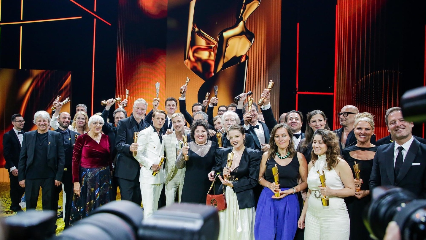 Gewinnerinnen und Gewinner beim Deutschen Filmpreis mit Kulturstaatsministerin Claudia Roth (6.v.l.)