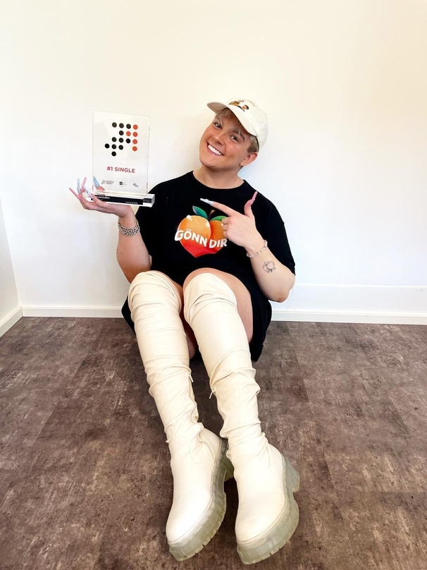 So sieht er aus: twenty4tim zeigt seinen Nummer 1 Award für "Gönn dir"