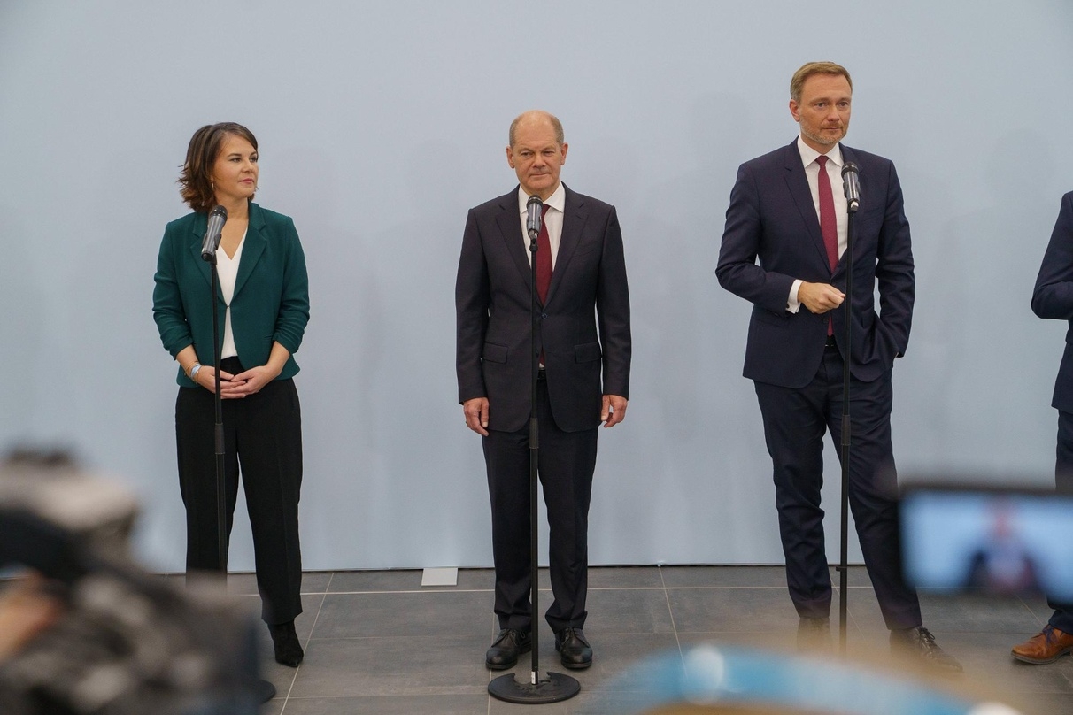 Annalena Baerbock, Olaf Scholz und Christian Lindner bei der Bekanntgabe der Aufnahme von Koalitionsverhandlungen Mitte Oktober - aktuell wird auf Basis der Papiere der Arbeitsgruppen am Koalitionsvertrag gearbeitet