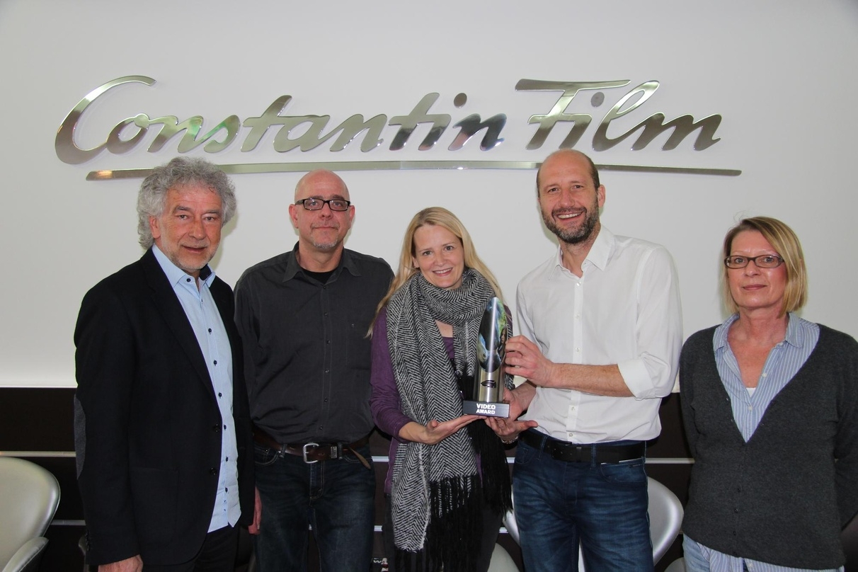 Das Team von Highlight/Constantin freut sich über einen Video Award für "Ostwind 2" (v.l.): Franz Woodtli, Michael Habedank, Grit Jolivet, Klaus Burgmair (VideoMarkt) und Christiane Hunsicker