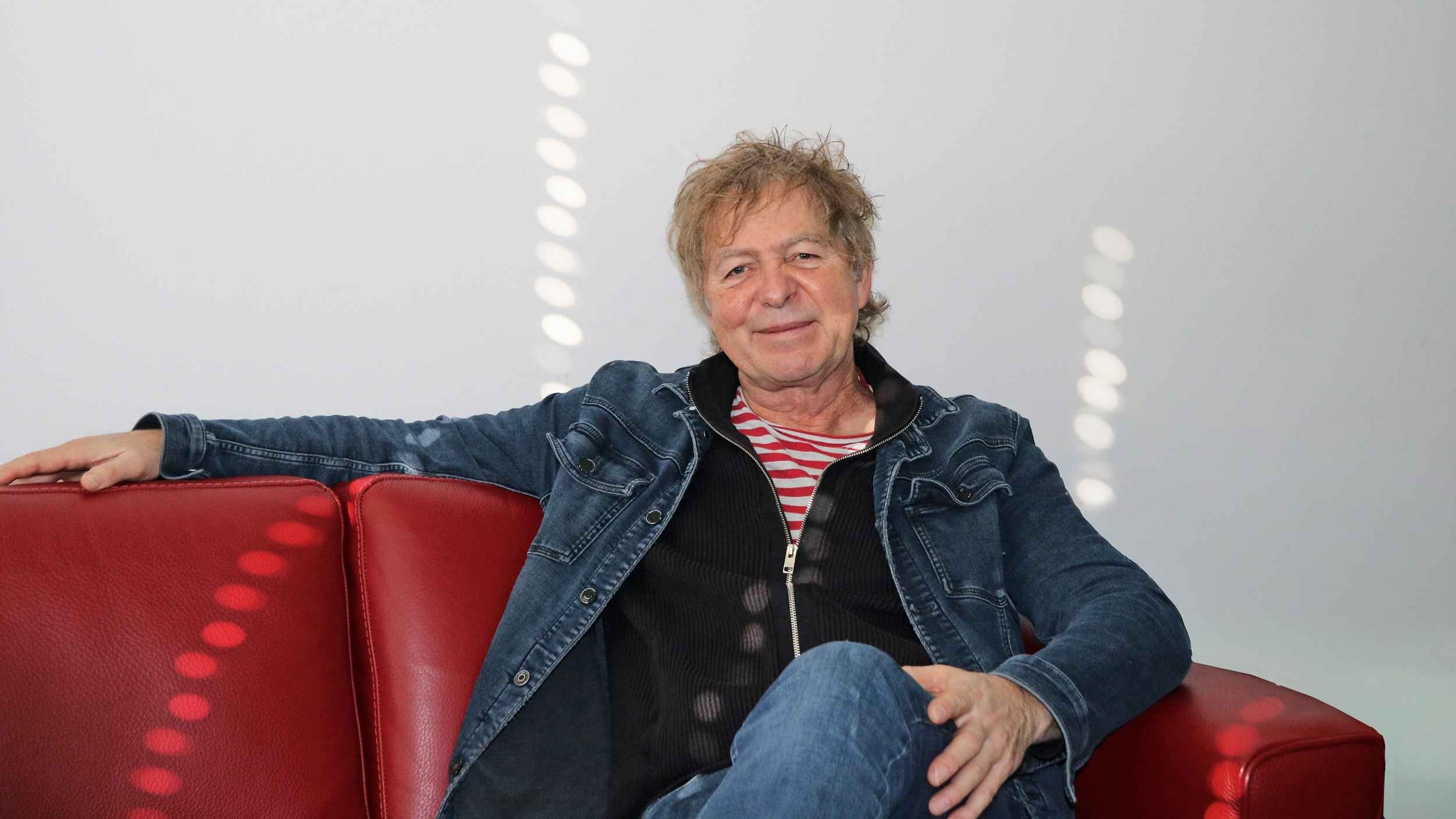 Auf der Couch: Peter Freudenthaler weiß, dass "die Anzahl der Arschlöcher überall gleich groß ist"