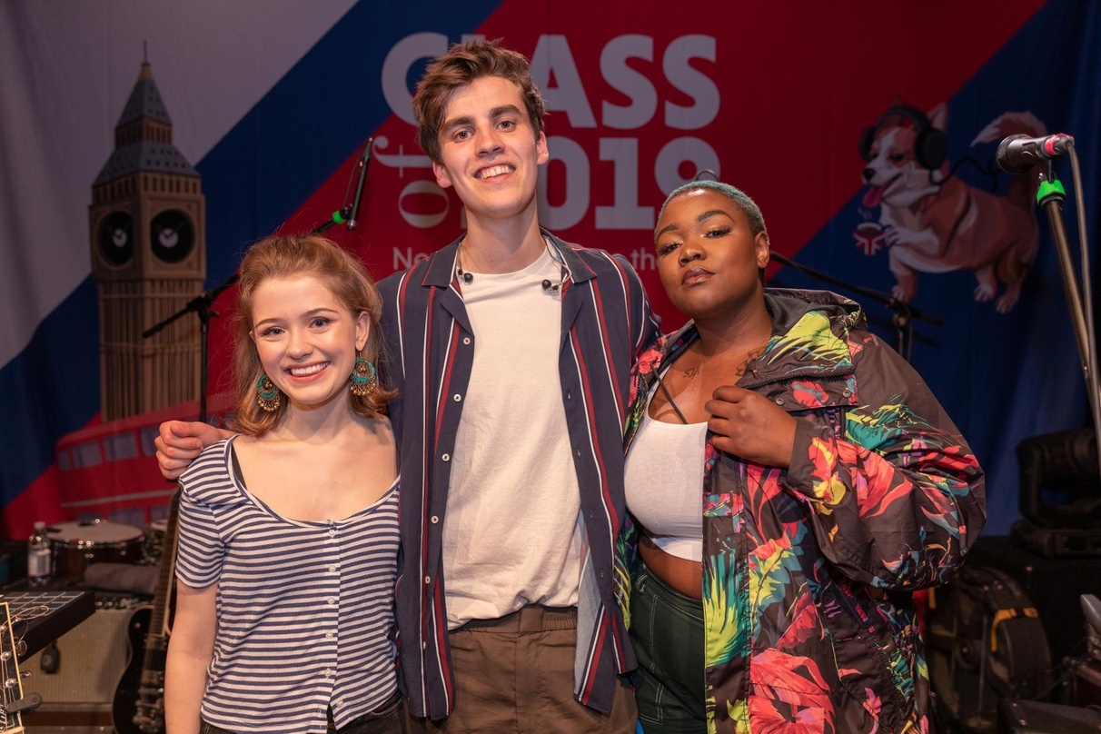 Sie bilden die britische "Warner Music Class Of 2019" (von links): Maisie Peters, JC Stewart und Hamzaa