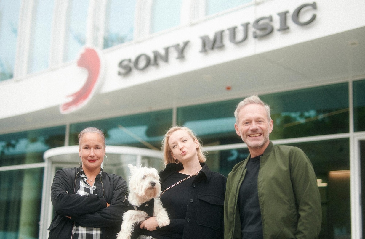 Kümmern sich ums House of Clio (von links): Alexandra Kraus (Senior Produktmanagerin mesh music), Leslie Clio mit Hund Harper sowie Thorsten Sack (Senior Director Artist & Label Services bei Sony Music)