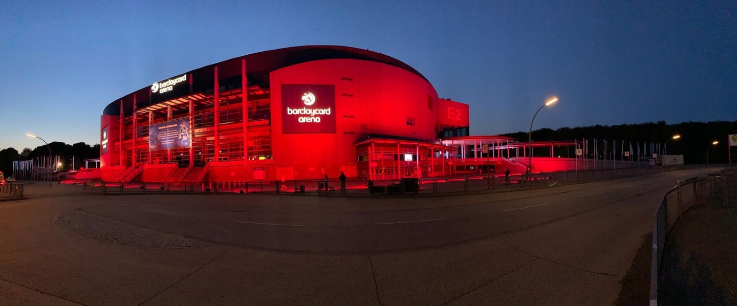 Auch sie erstrahlte in rot: die Barclaycard Arena in Hambug