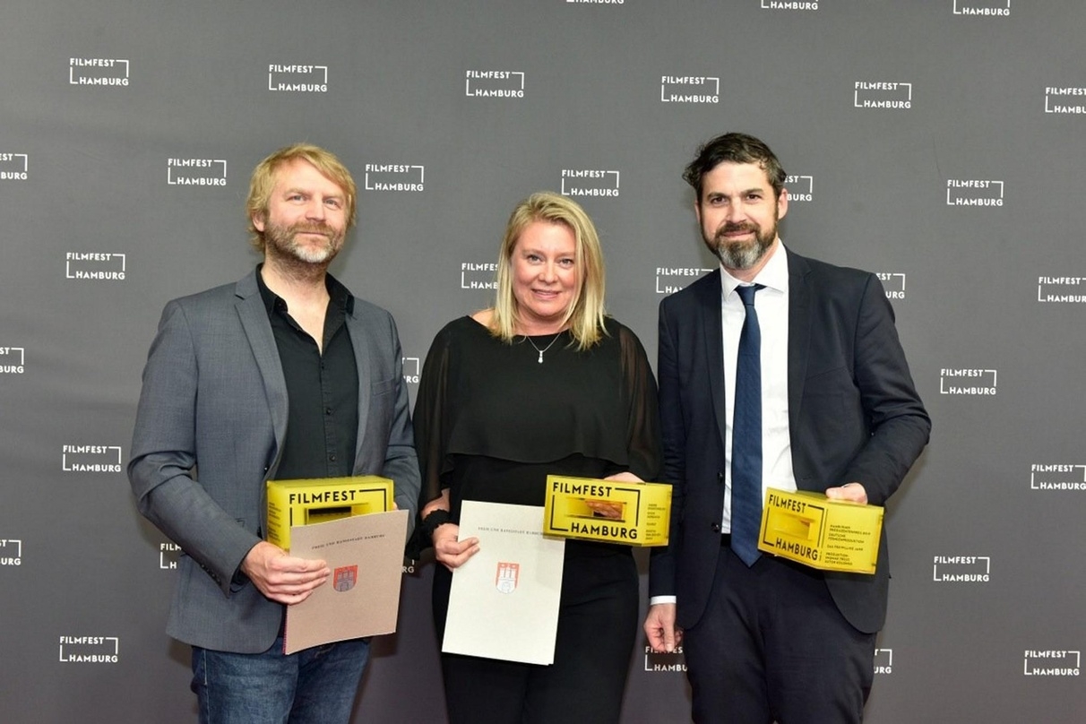 Michael Henrichs (Die Gesellschaft DGS / "You Will Die at Twenty"), Verena Gräfe-Höft (Junafilm / "Pelikanblut") und Ingmar Trost (Sutor Kolonko / "Das freiwillige Jahr") (v.l.), die Gewinner der Hamburger Produzentenpreise