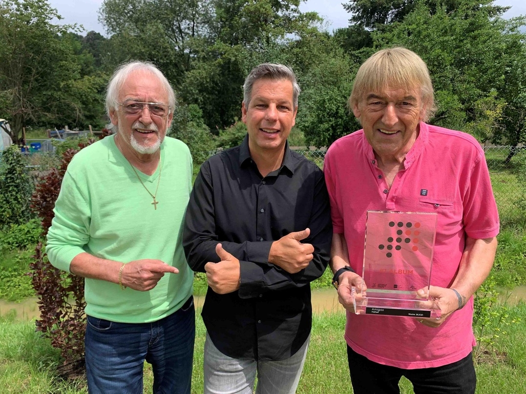 Mit dem Nummer-eins-Award von GfK: Karl-Heinz Ulrich (links, Amigos), Ken Otremba (Telamo) und Bernd Ulrich (Amigos)