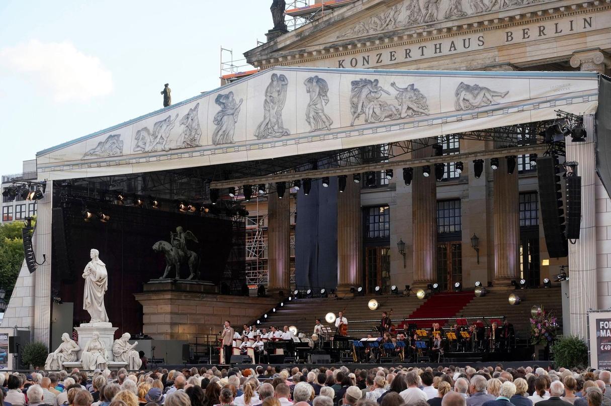 Ist nun Teil der DEAG-Familie: das Classic Open Air am Gendarmenmarkt, hier der Auftritt von Andrej Hermlin And His Swing Dance Orchestra und die Bigband der Deutschen Oper am 11. Juli 2022