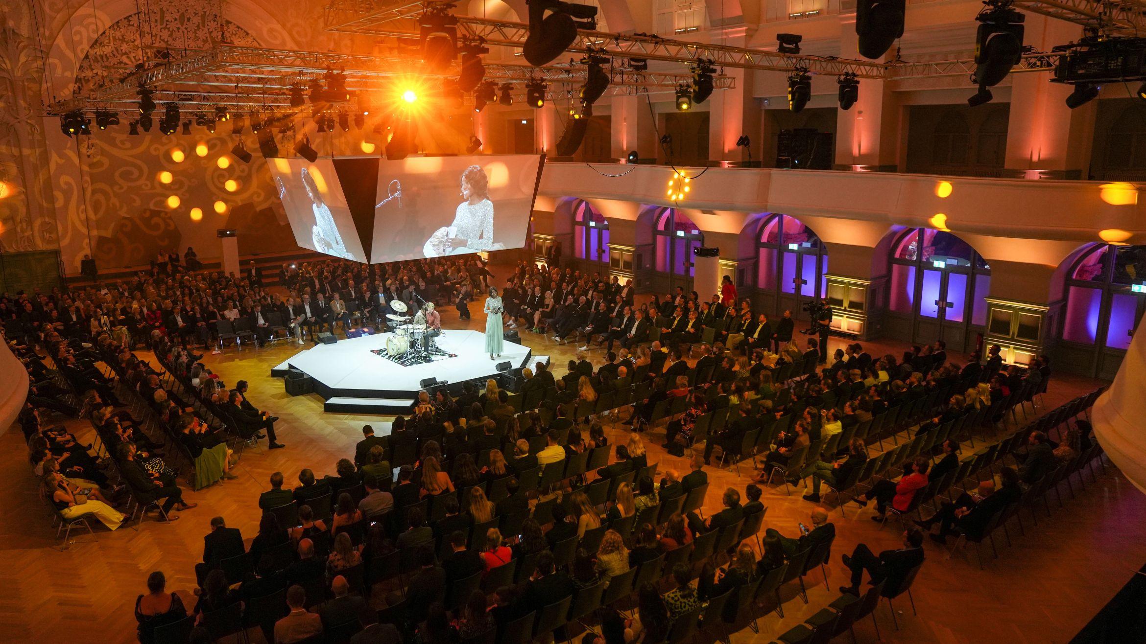 WDR-Journalistin Liz Shoo moderierte die Effie-Gala – 
