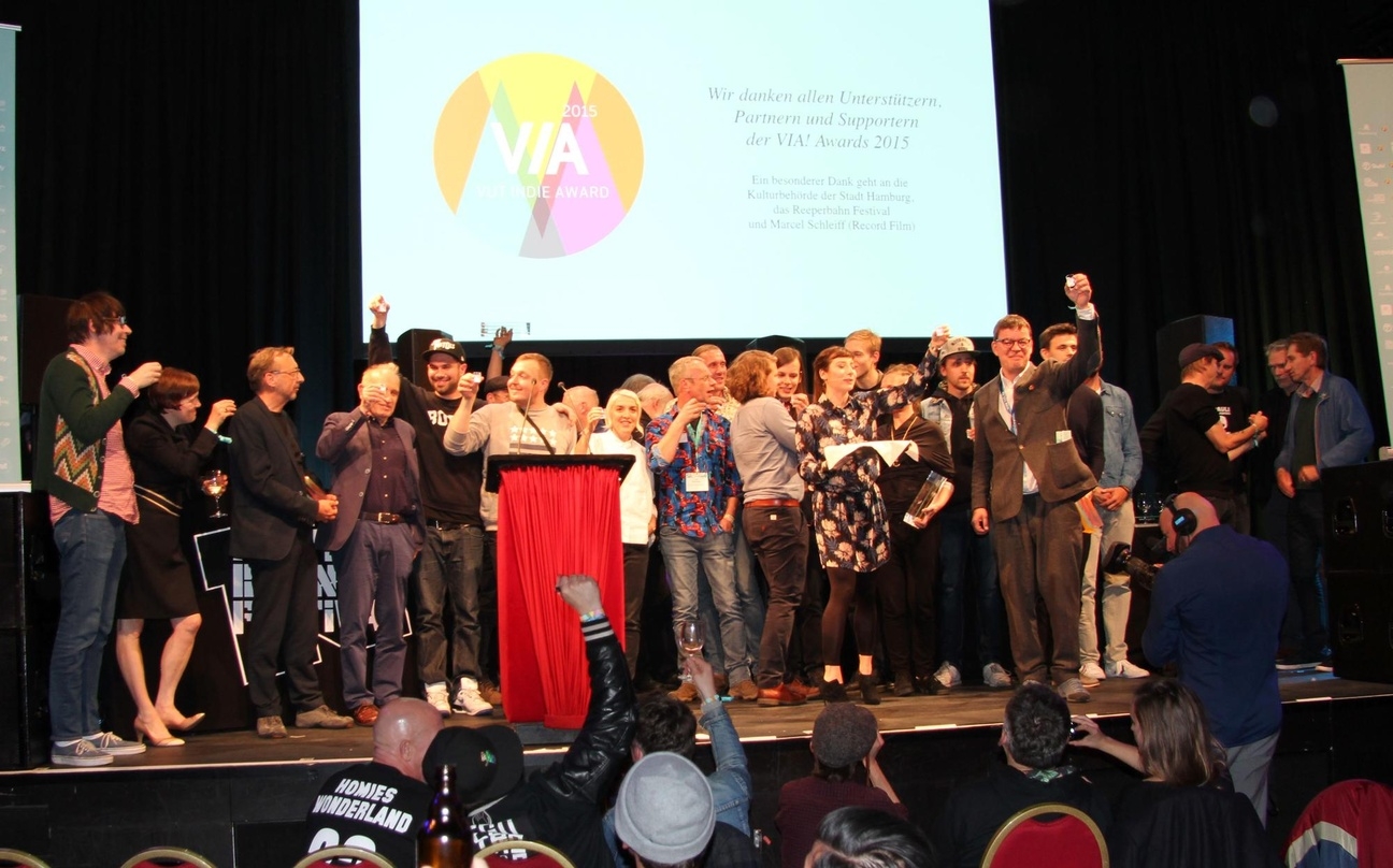 Geschafft: Alle Sieger, Laudatoren und Redner nach der gelungenen Hamburger Premiere der VIA! VUT Indie Awards auf der Bühne des Schmidts Tivoli