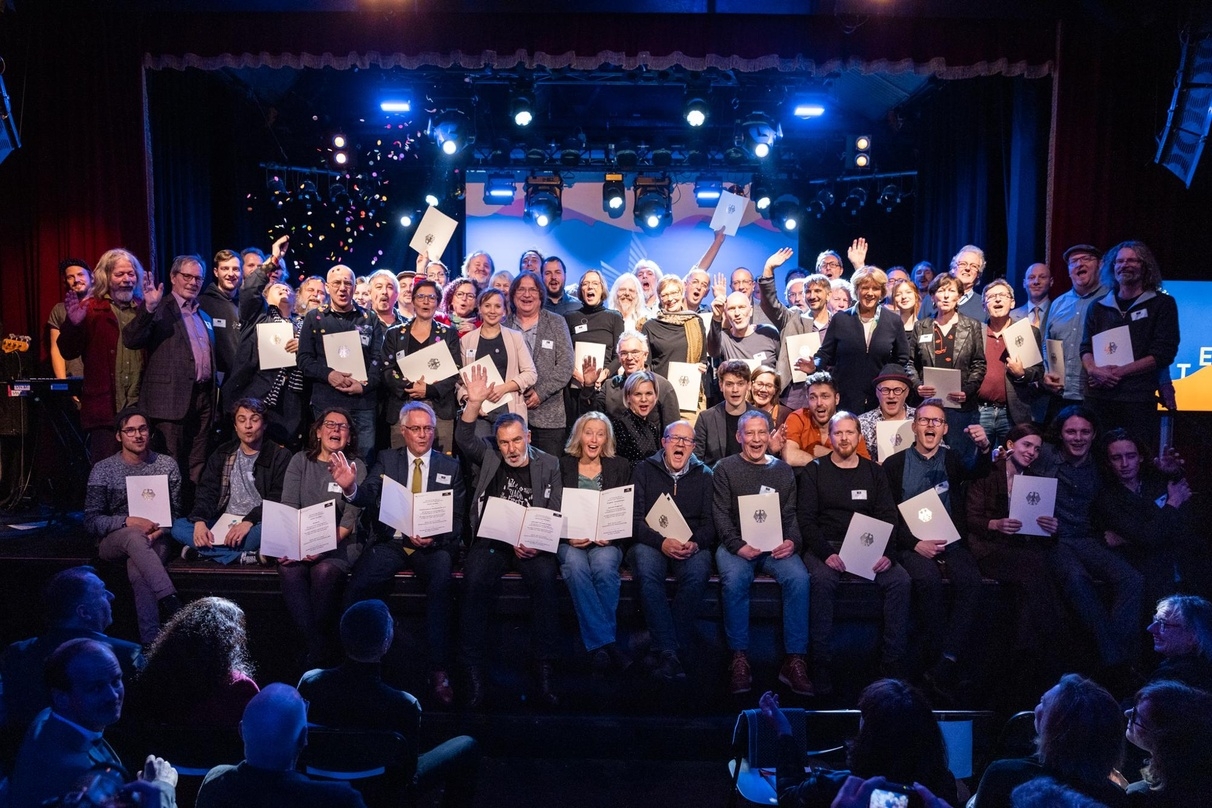 Die Preisträger, Jury-Mitglieder und Initiatoren des Spielstättenprogrammpreises Applaus um Kulturstaatsministerin Monika Grütters beim Abschlussbild am Abend des 27. November auf der Bühne im Festsaal Kreuzberg in Berlin