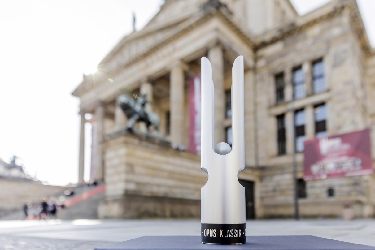 Das Objekt der Begierde und der Ort des Geschehens: die Opus-Klassik-Tophäe vor dem Konzerthaus Berlin
