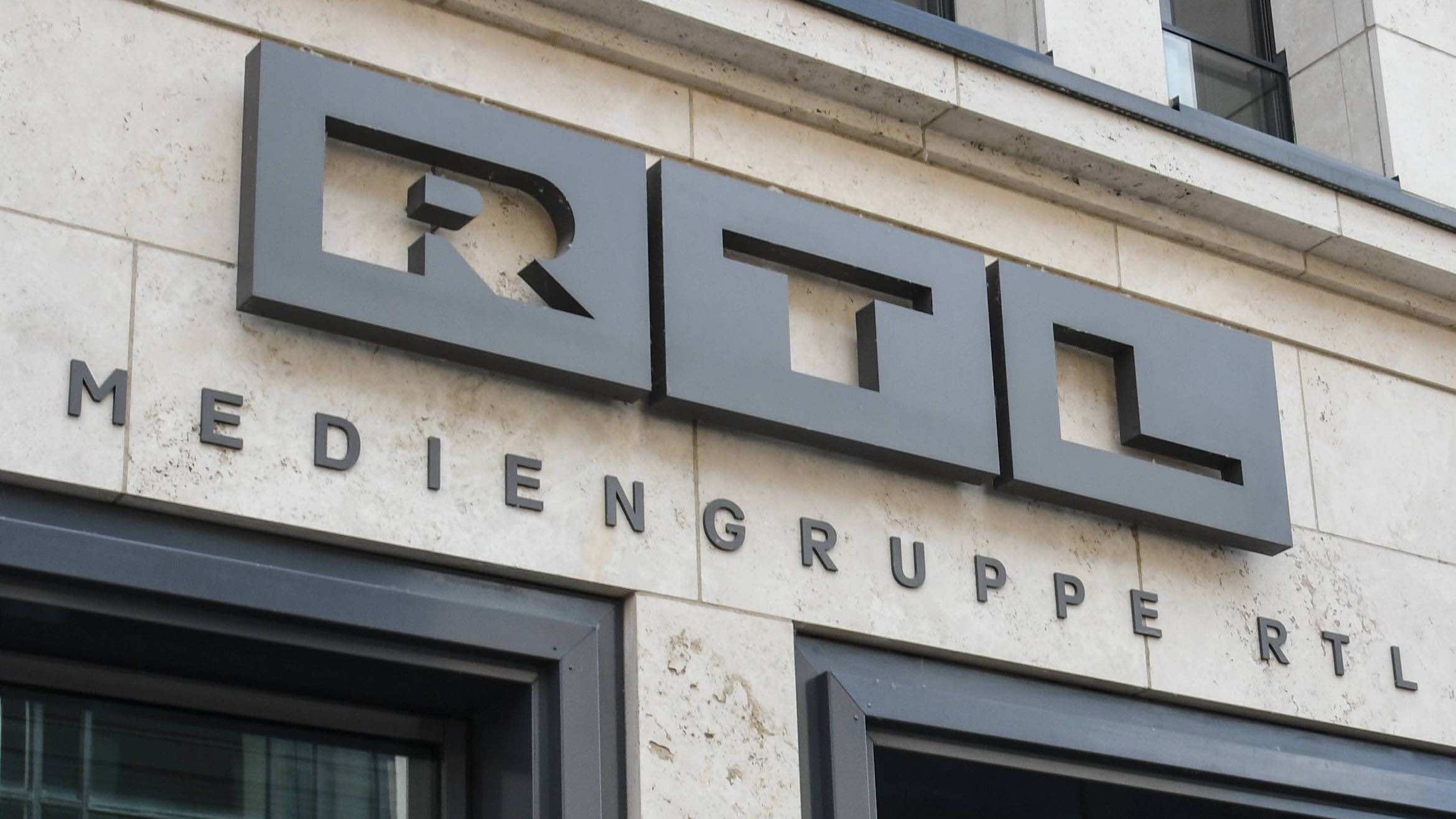 RTL-Logo am Hauptstadtstudio in Berlin –