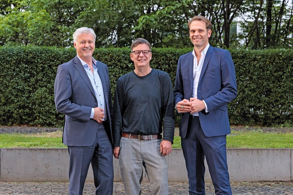 Jubilar mit Gratulanten (von links): GVL-Geschäftsführer Guido Evers mit Jörg Heidemann (VUT) und Florian Drücke (BVMI), hier bei der bislang jüngsten Gremiensitzung der Verwertungsgesellschaft
