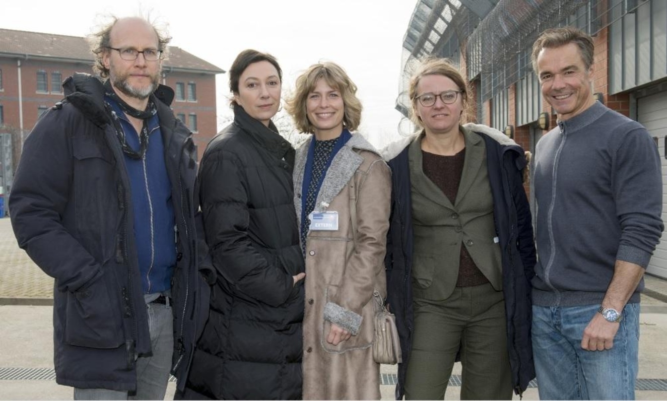 Am Set in Sehnde (v.l.n.r): Stefan Krohmer, Ursula Strauss, Valerie Niehaus, Redakteurin Sabine Holtgreve und Hannes Jaenicke