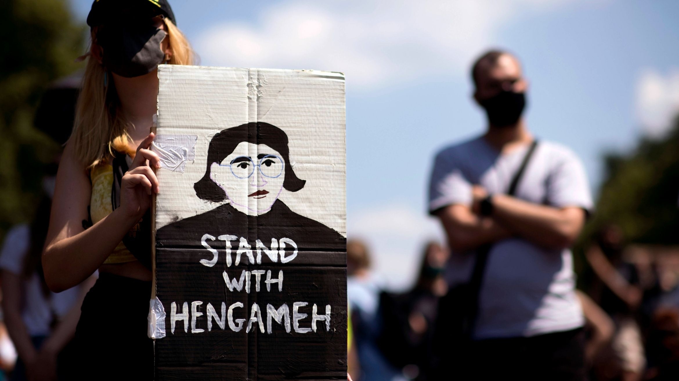 Eine Demonstrantin solidarisiert sich bei einer Black Lives Matter-Demonstration in Berlin mit der umstrittenen "taz"-Autorin Hengameh Yaghoobifarah,