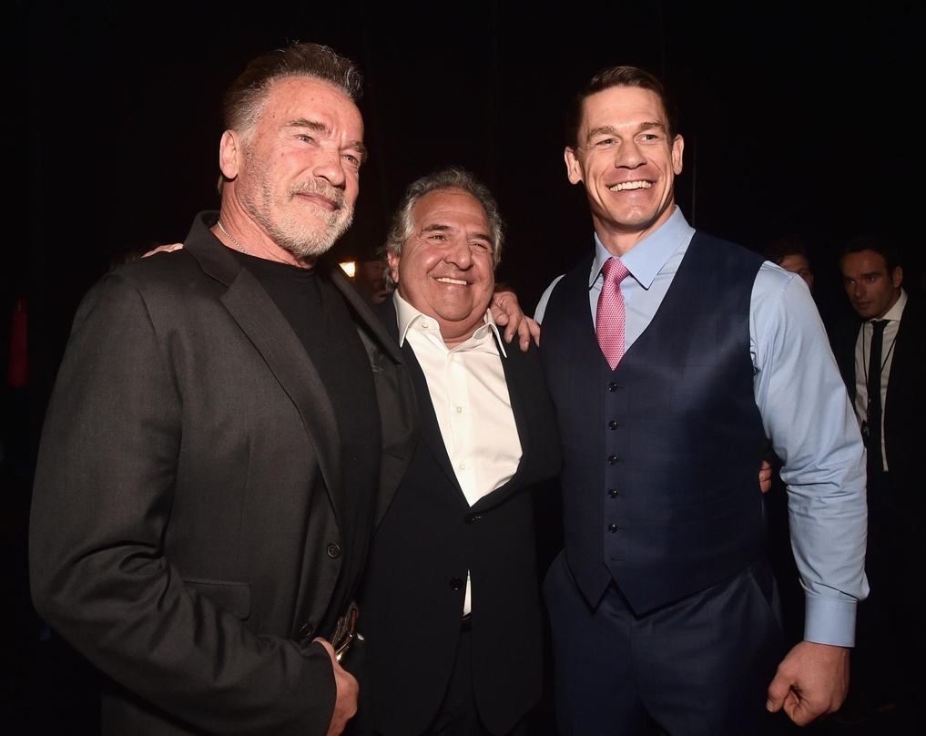 Macho Men: Jim Gianopulos umringt von Arnold Schwarzenegger und John Cena